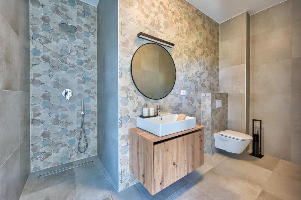 Kopalnica z umivalnikom, straniščem in tušem.