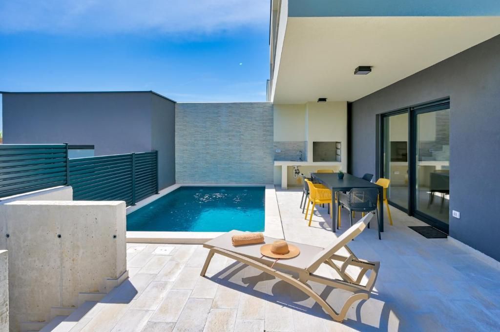 Na dvorišču hiše je velik bazen.