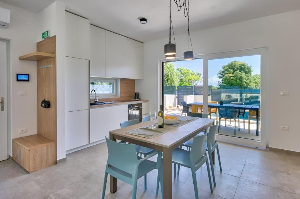 Kuhinja in jedilnica v hiši z mizo in stoli.