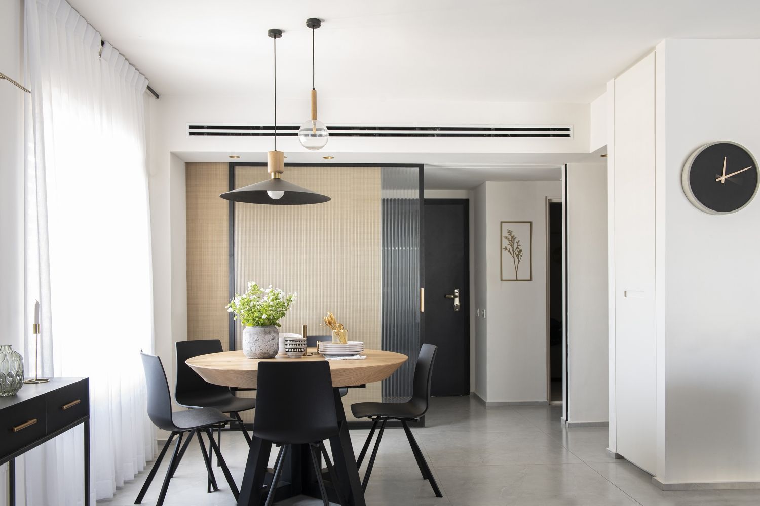 מבט לפינת אוכל בדופלקס במודיעין
טל גלעד – סטודיו בוטיק לתכנון, עיצוב ואדריכלות פנים המתמחה בתכנון ועיצוב כולל ומערכתי לבתים 
 פרטיים, דירות ועסקים