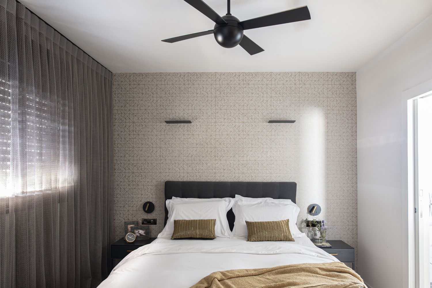 חדר השינה בדופלקס במודיעין
טל גלעד – סטודיו בוטיק לתכנון, עיצוב ואדריכלות פנים המתמחה בתכנון ועיצוב כולל ומערכתי לבתים 
 פרטיים, דירות ועסקים