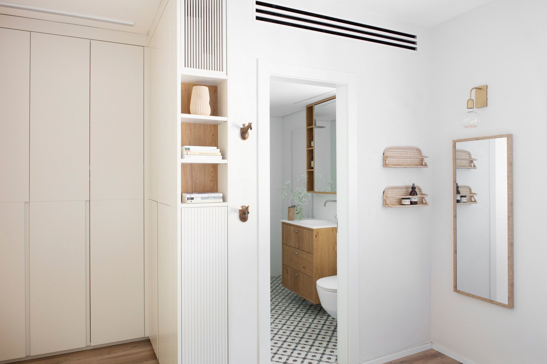 חדר השינה  בדירת גן במודיעין 
טל גלעד – סטודיו בוטיק לתכנון, עיצוב ואדריכלות פנים המתמחה בתכנון ועיצוב כולל ומערכתי לבתים 
 פרטיים, דירות ועסקים