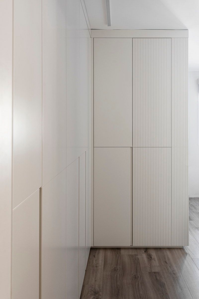 חדר השינה  בדירת גן במודיעין, נגרות בהתאמה אישית
טל גלעד – סטודיו בוטיק לתכנון, עיצוב ואדריכלות פנים המתמחה בתכנון ועיצוב כולל ומערכתי לבתים 
 פרטיים, דירות ועסקים