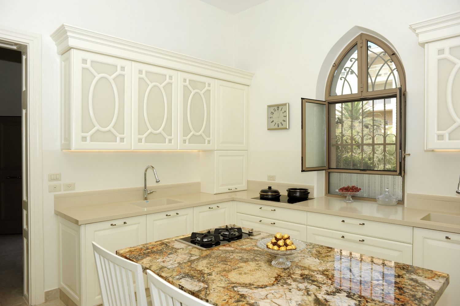 המטבח בבית לשימור בירושלים 
טל גלעד – סטודיו בוטיק לתכנון, עיצוב ואדריכלות פנים המתמחה בתכנון ועיצוב כולל ומערכתי לבתים 
 פרטיים, דירות ועסקים