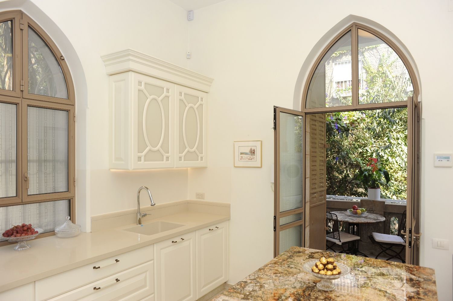 המטבח בבית לשימור בירושלים 
טל גלעד – סטודיו בוטיק לתכנון, עיצוב ואדריכלות פנים המתמחה בתכנון ועיצוב כולל ומערכתי לבתים 
 פרטיים, דירות ועסקים