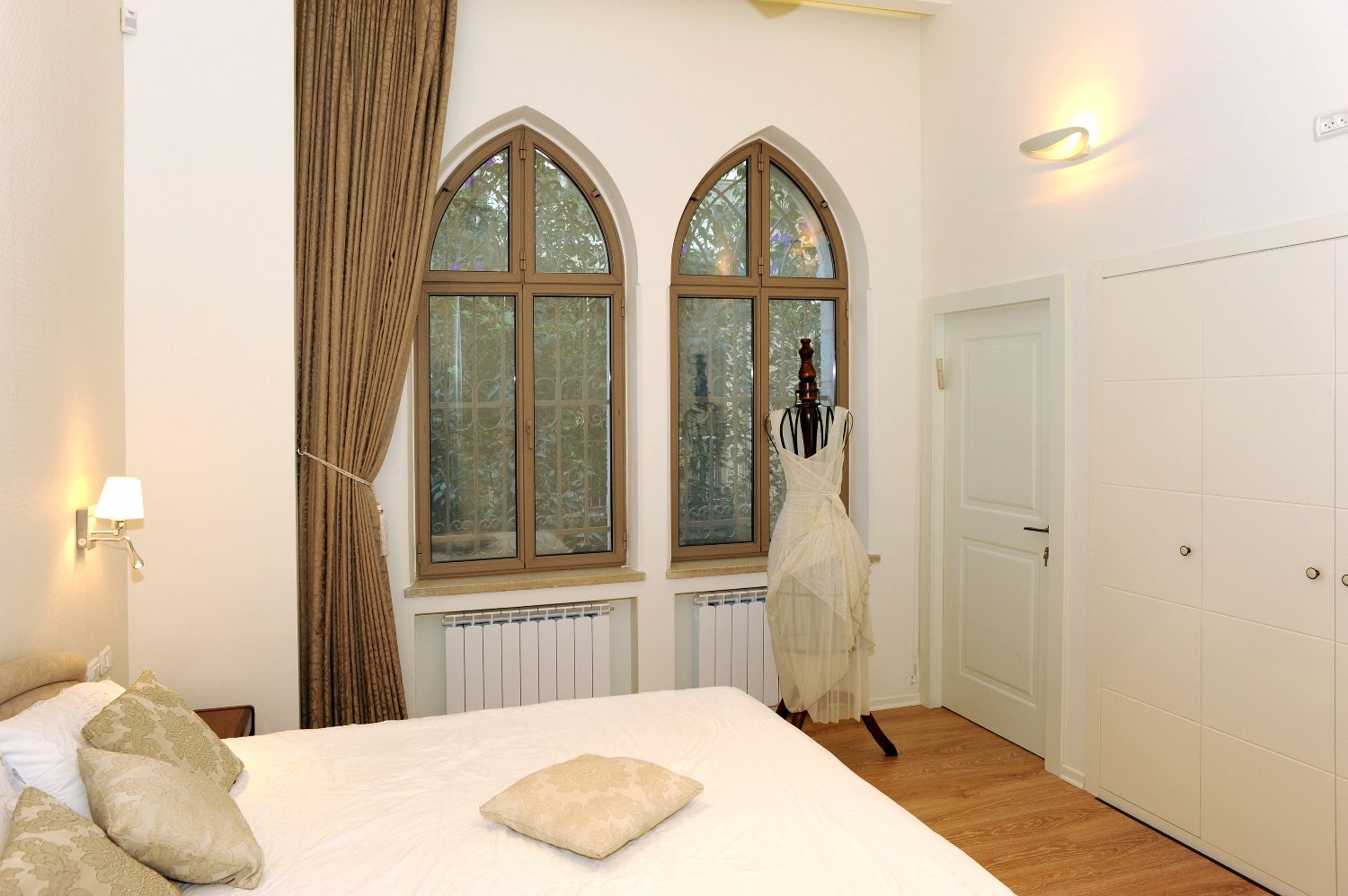 חדר שינה כמו בית מלון בבית לשימור בירושלים 
טל גלעד – סטודיו בוטיק לתכנון, עיצוב ואדריכלות פנים המתמחה בתכנון ועיצוב כולל ומערכתי לבתים 
 פרטיים, דירות ועסקים