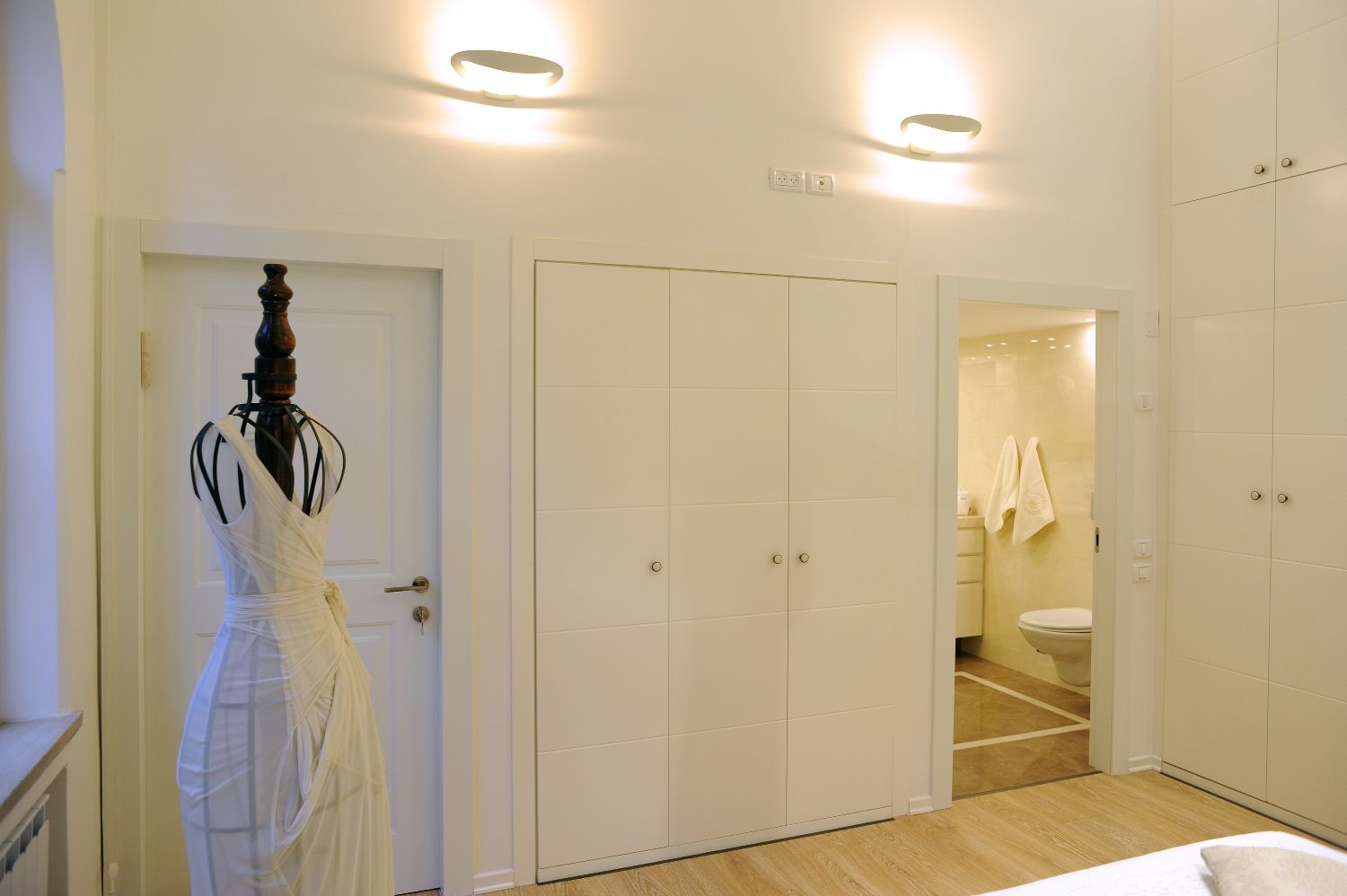 חדר שינה כמו בית מלון בבית לשימור בירושלים 
טל גלעד – סטודיו בוטיק לתכנון, עיצוב ואדריכלות פנים המתמחה בתכנון ועיצוב כולל ומערכתי לבתים 
 פרטיים, דירות ועסקים