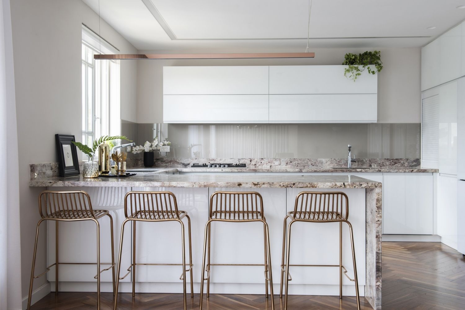 טל גלעד – סטודיו בוטיק לתכנון, עיצוב ואדריכלות פנים המתמחה בתכנון ועיצוב כולל ומערכתי לבתים פרטיים, דירות ועסקים - תמונת מטבח מעוצב