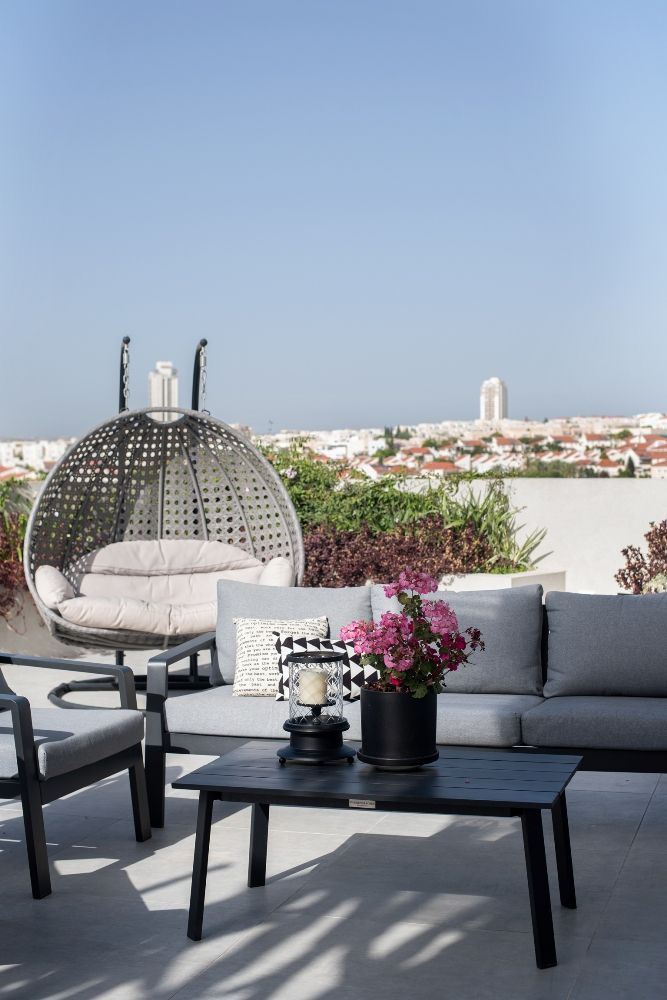 המרפסת בדופלקס במודיעין
טל גלעד – סטודיו בוטיק לתכנון, עיצוב ואדריכלות פנים המתמחה בתכנון ועיצוב כולל ומערכתי לבתים 
 פרטיים, דירות ועסקים