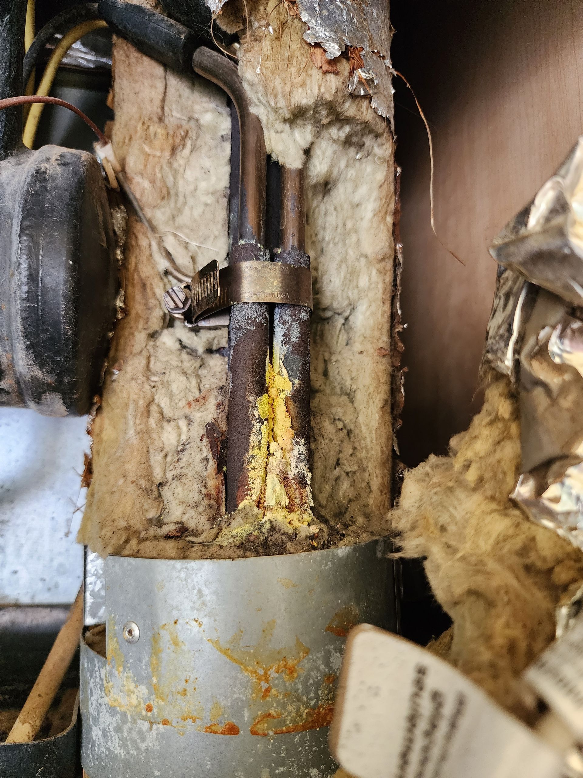 A close up of a pipe with a yellow stain on it.