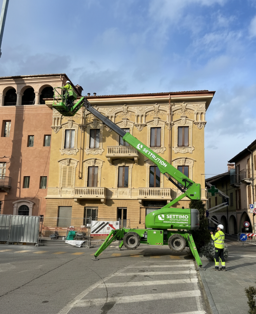 Ascensore verde con operai vicino a un edificio giallo con facciata decorata. Scenario stradale.