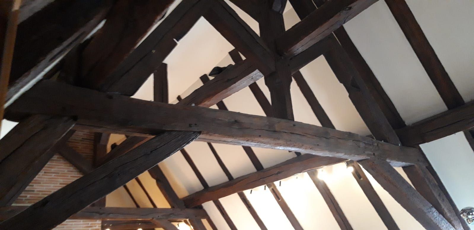 traitement xylophage sur charpente en bois avant isolation dans une maison à Chartres