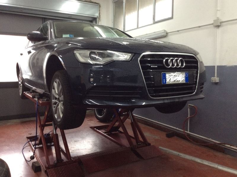 Auto in riparazione in officina