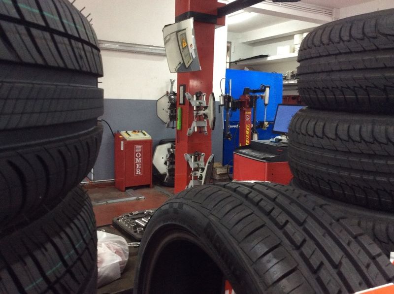 Vasta scelta di pneumatici per auto e moto