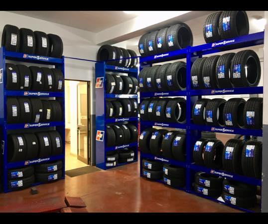 Selezione di pneumatici per auto e moto