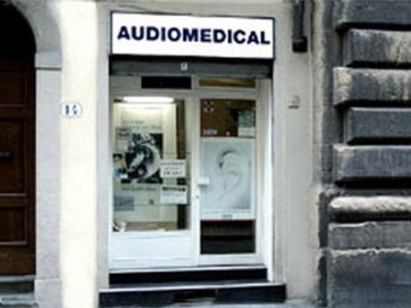 Un apparecchio acustico auricolare