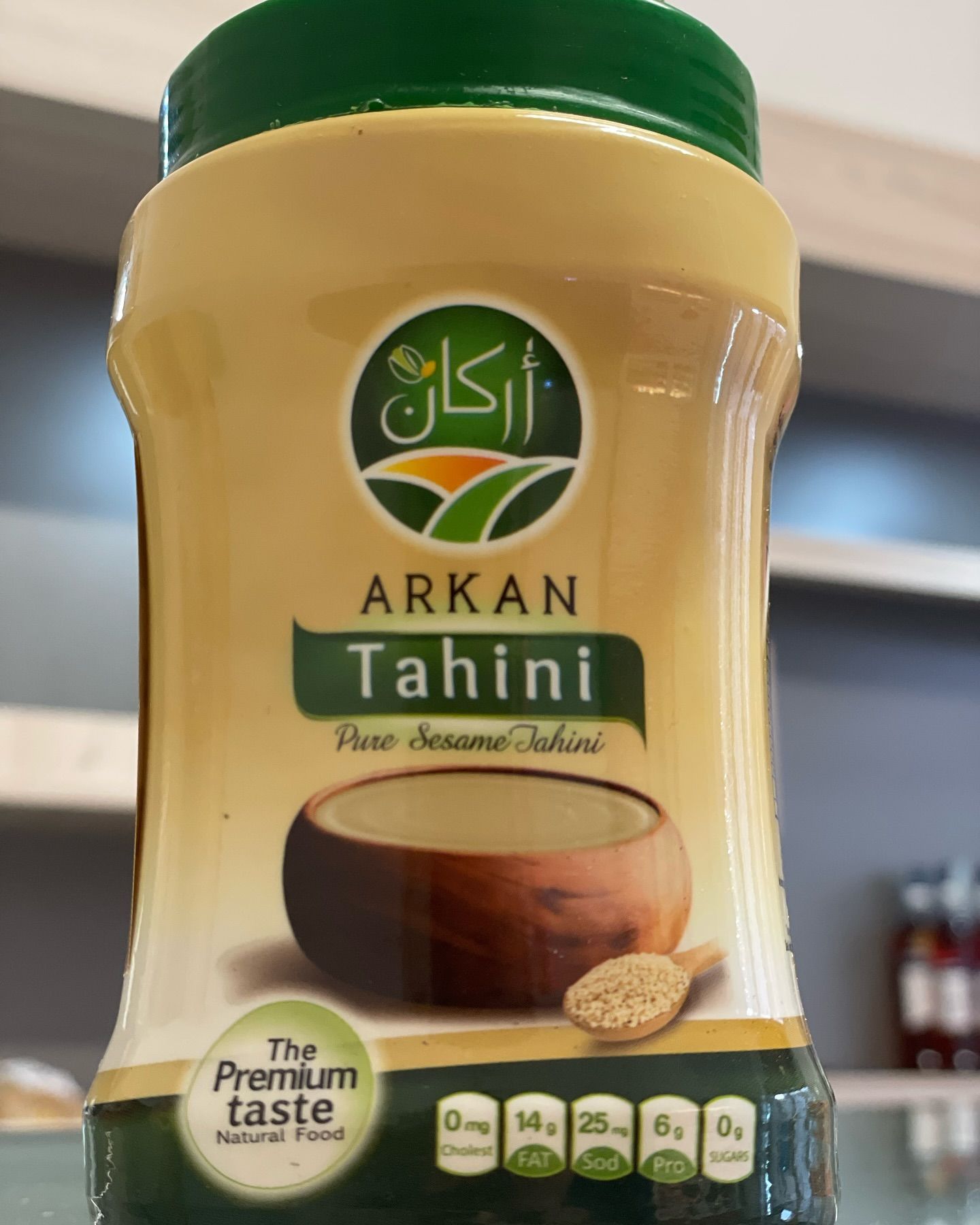 Una persona tiene in mano un pacchetto di 3 ramen piccanti