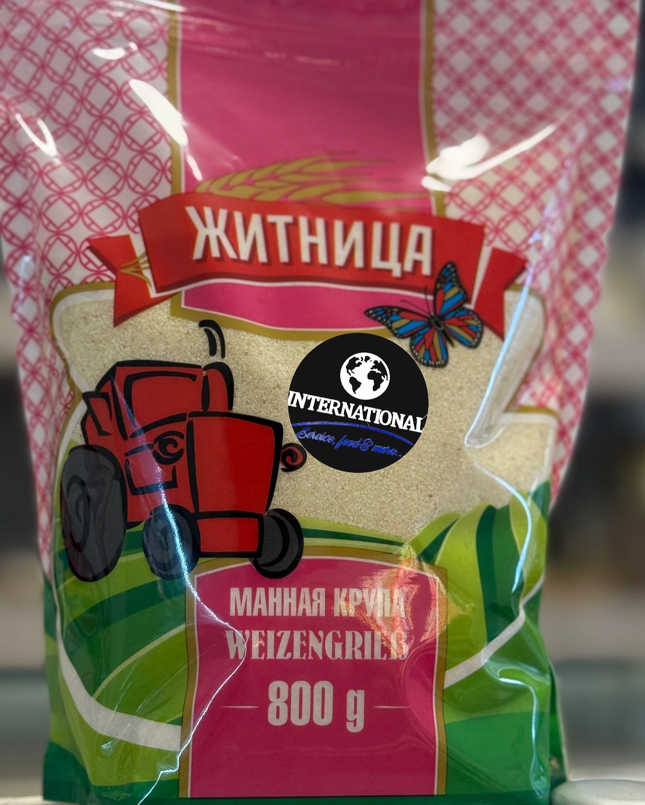 Un gruppo di uova di cioccolato sono disposte una accanto all'altra su uno sfondo giallo.