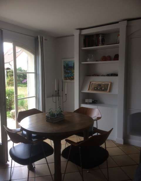 Une salle à manger avec une table ronde et des chaises