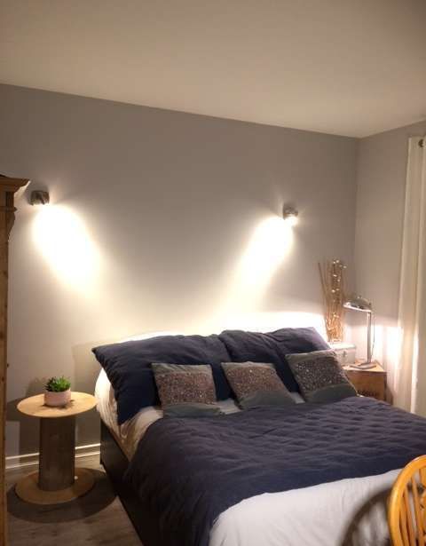 Une chambre avec un grand lit et une petite table