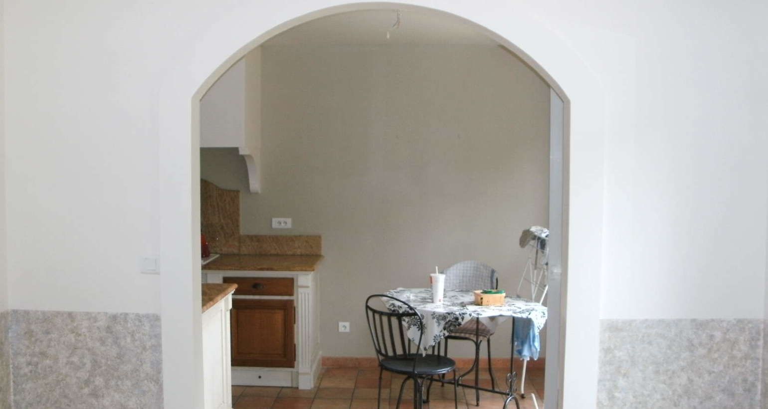 Une cuisine avec une table et des chaises