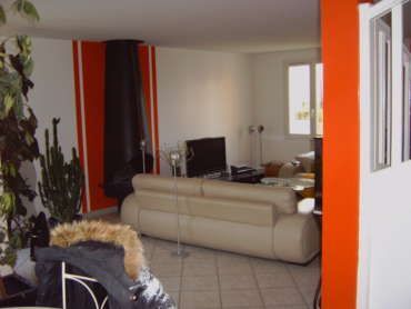 Un salon avec un canapé et une télévision.