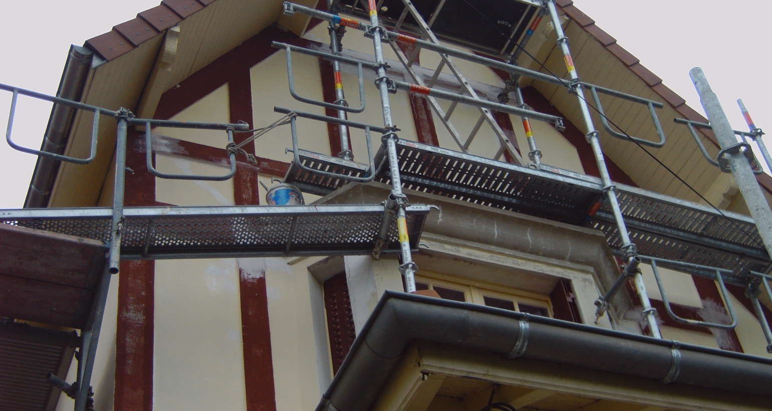 Un bâtiment avec des échafaudages sur le côté