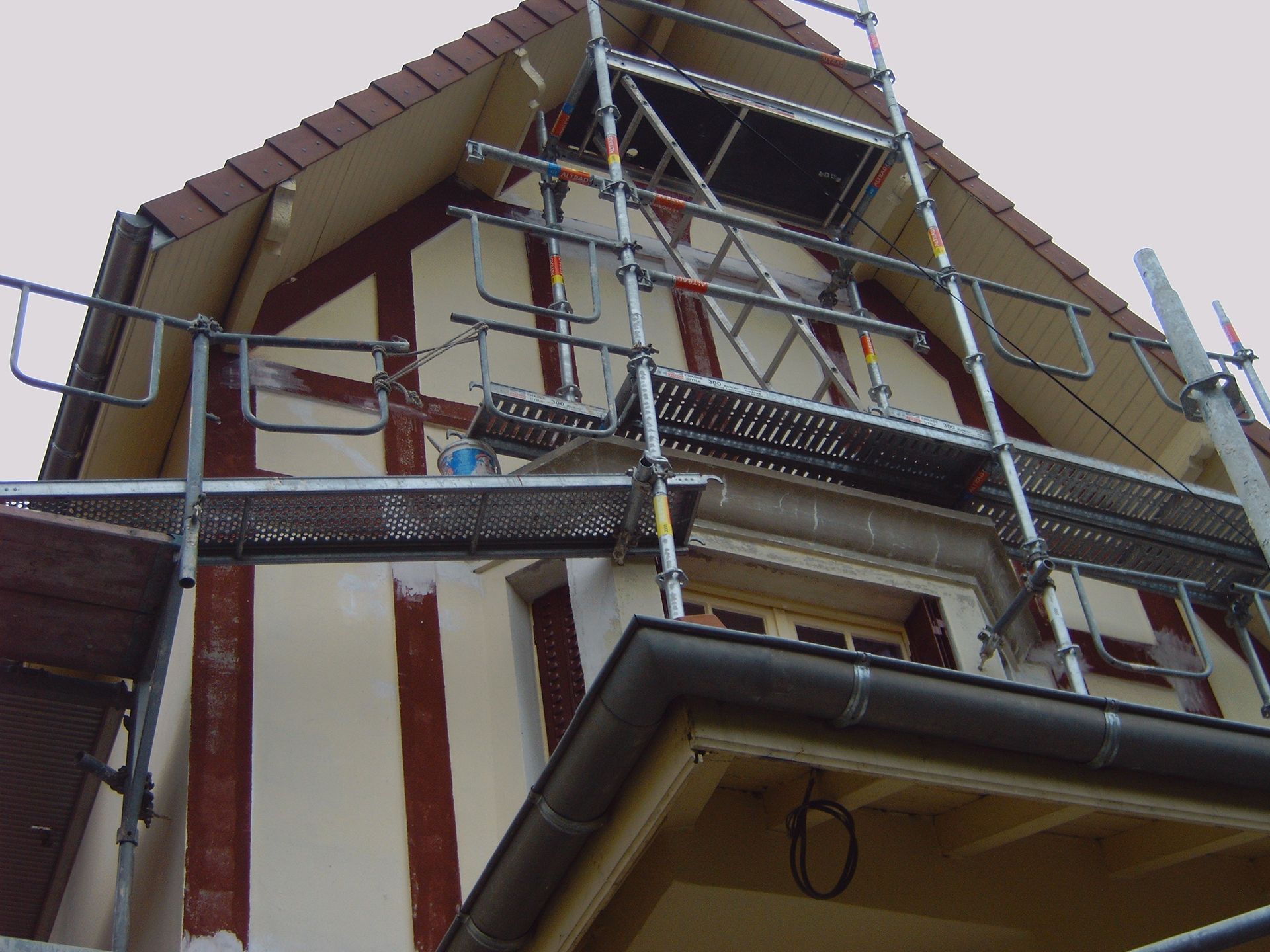 Un bâtiment avec des échafaudages sur le côté