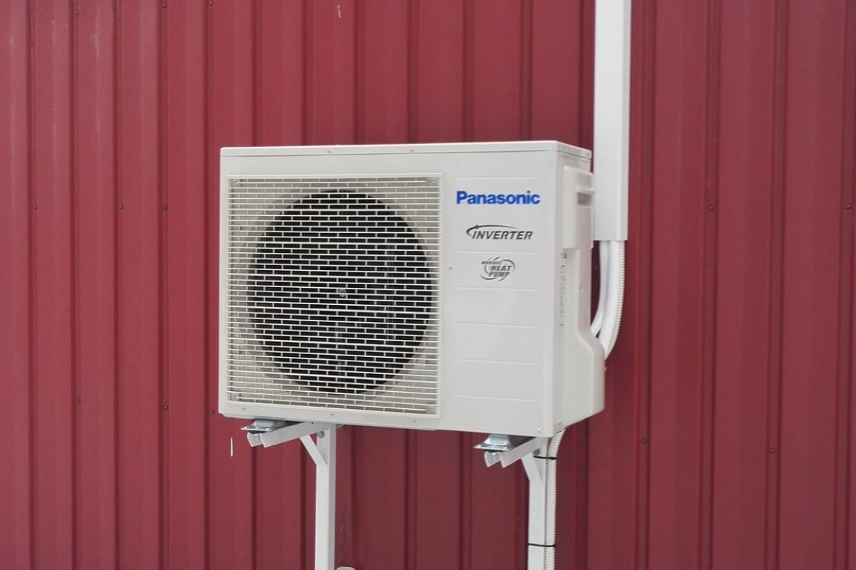 Panasonic-ilmalämpöpumppu asennettuna punaiselle seinälle.