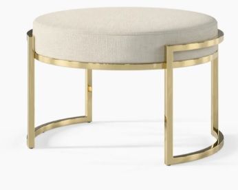 Puff de luxo com base metálica dourada e estofado claro, ideal para compor ambientes sofisticados em Curitiba.