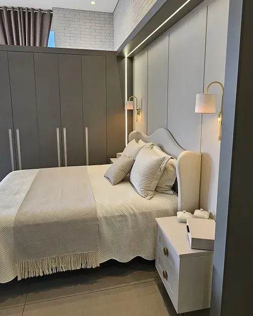 No Batel, bairro nobre de Curitiba, nossa loja é especializada em móveis planejados, combinando tendências de design com a sofisticação dos nossos clientes. Cada projeto é personalizado, focando em beleza, funcionalidade e inovação. Trabalhamos com materiais de alta qualidade e garantimos um acabamento preciso, para criar espaços únicos e elegantes em cozinhas, salas, quartos e ambientes comerciais. Visite-nos no Batel para transformar seu espaço com móveis que refletem bom gosto e elegância.