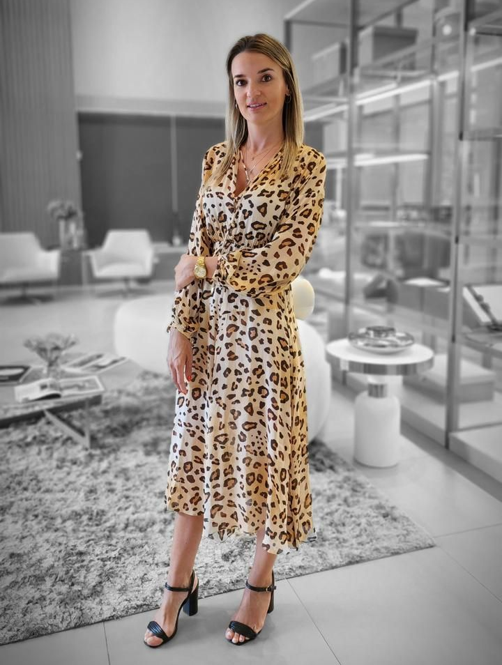 Arquiteta Batel Select se preocupando com a experiência do cliente na hora de escolher seus móveis planejados.