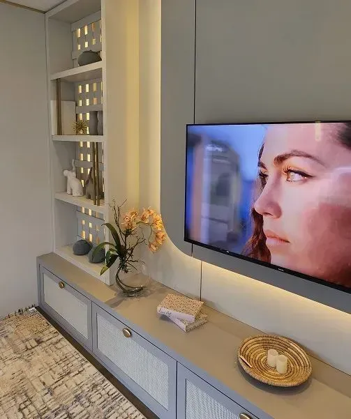 Em Curitiba, nossa loja é reconhecida por criar cozinhas planejadas que aliam modernidade e funcionalidade. Entendemos que a cozinha é o coração da casa, e por isso, dedicamo-nos a projetar espaços que são não só bonitos, mas também práticos e aconchegantes. Utilizamos materiais de alta qualidade e as mais recentes tendências de design para garantir que cada cozinha seja um reflexo da personalidade de nossos clientes. Com soluções inteligentes de armazenamento e layouts que maximizam o espaço, nossas cozinhas são projetadas para facilitar a vida diária.