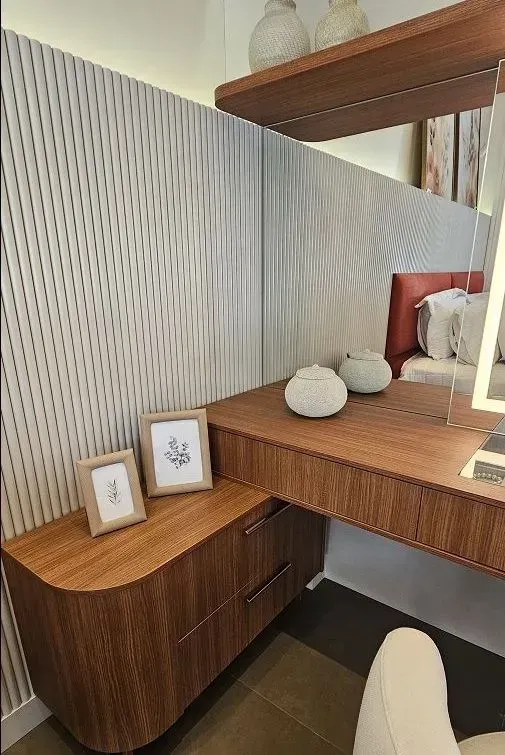 Na vibrante Curitiba, nossa loja de móveis planejados destaca-se pela excelência e agilidade. Cada peça é cuidadosamente desenhada para se adequar aos espaços e estilos de vida de nossos clientes. Com uma equipe altamente qualificada, garantimos a entrega rápida e eficiente de móveis que combinam funcionalidade e beleza. Nosso compromisso é transformar lares em espaços elegantes e práticos, como exemplifica este armário sob medida, que reflete a sofisticação e a atenção aos detalhes que dedicamos a cada projeto. Venha nos visitar e descubra como podemos tornar sua casa ainda mais especial.