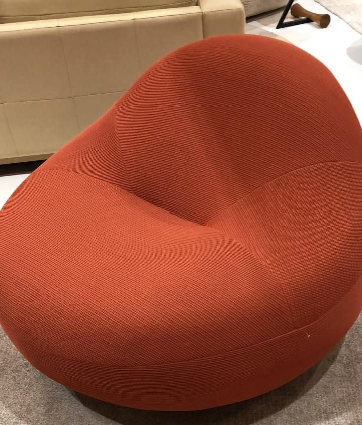 Poltrona redonda vermelha com encosto curvo – destaque e sofisticação para ambientes elegantes em Curitiba.
