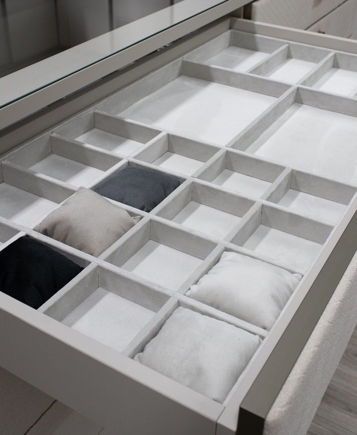 Organizador branco para guarda roupa de quarto planejado.