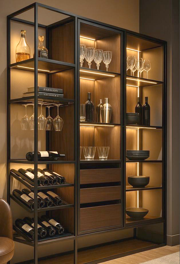 Wine Bar sob medida com LED, nichos, cristaleira e espaço para adega climatizada. Design premium Batel Select em Curitiba. Wine Bar planejado em Curitiba com nichos para vinhos, cristaleira iluminada e marcenaria sob medida – Batel Select