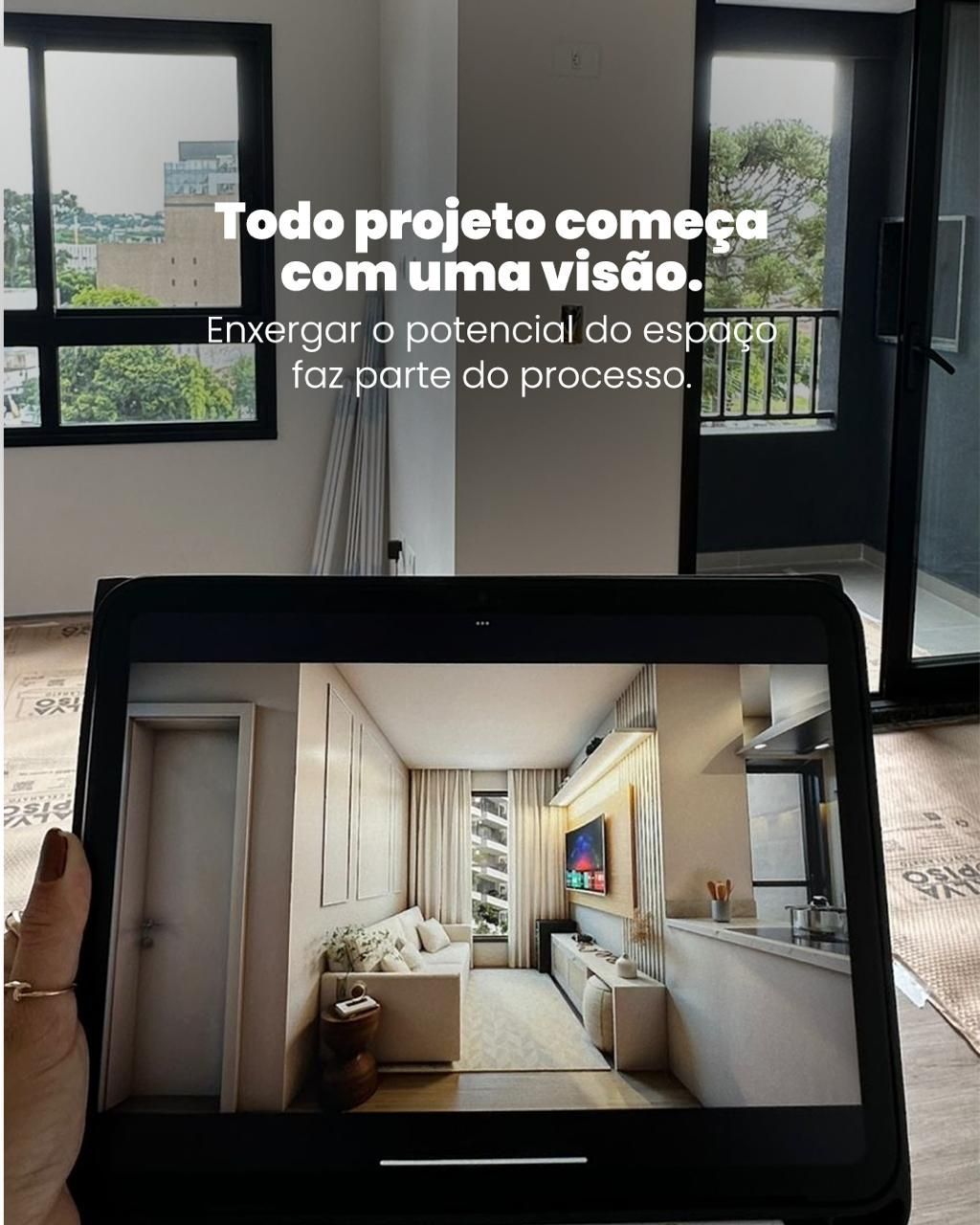 Transforme sua visão em realidade de um apartamento pequeno: peça seu projeto 3D em Curitiba. Pessoa segurando iPad com renderização 3D de projeto de sala de estar moderna, sobreposta ao ambiente real vazio do apartamento, ilustrando transformação da Batel Select para imóveis em Curitiba.