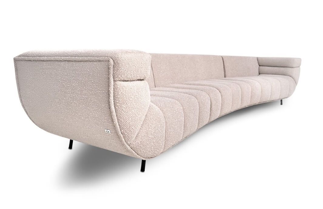 Sofá bouclê moderno orgânico de luxo, estofado claro com linhas curvas, design contemporâneo e sofisticado, tendência de moda para sala de alto padrão.