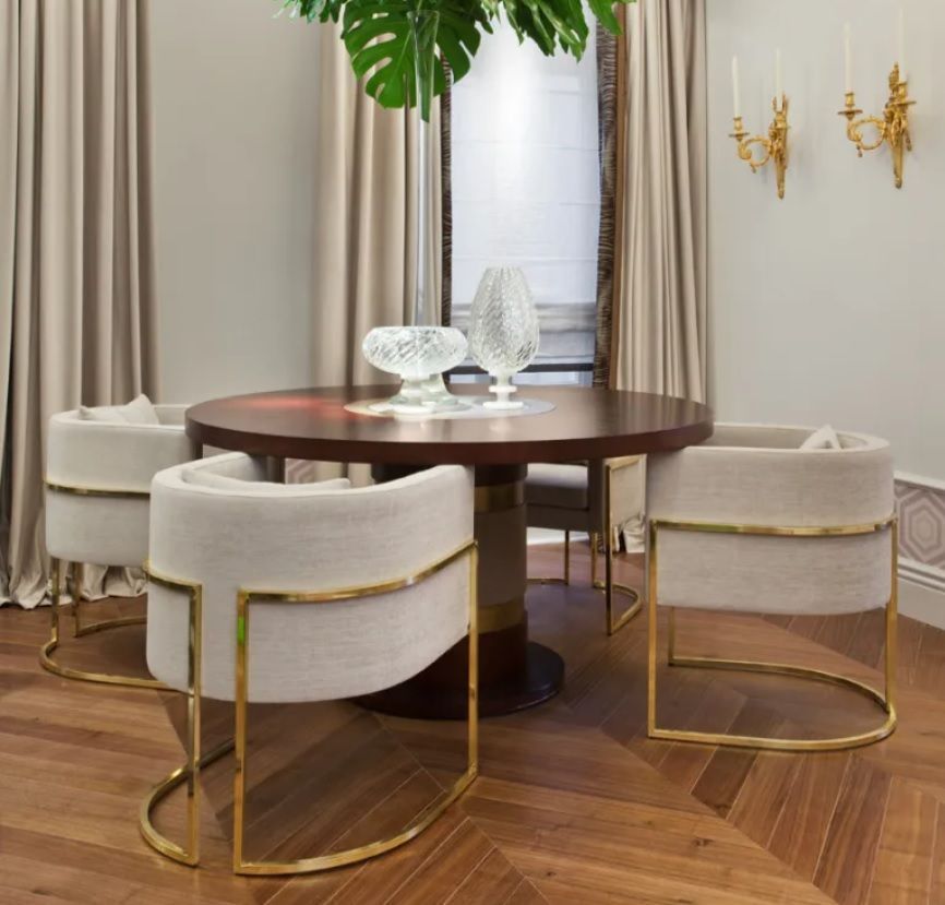 Poltrona clara com dourado. Loja de Curitiba que vende cadeiras e poltronas de luxo.