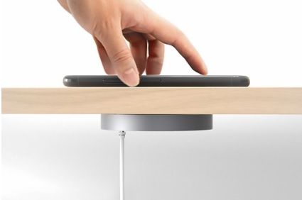 Carregador de celular integrado em sofá de alto padrão, ideal para sala de TV e conforto da família com tecnologia e praticidade.