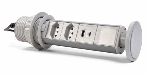 Carregador integrado em sofá de alto padrão, ideal para sala de TV e conforto da família com tecnologia e praticidade.