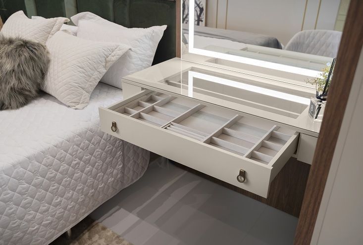 Closet planejado em Curitiba com penteadeira integrada e tecnologia moderna, desenvolvido pela Batel Select para oferecer funcionalidade e conforto em um único espaço.