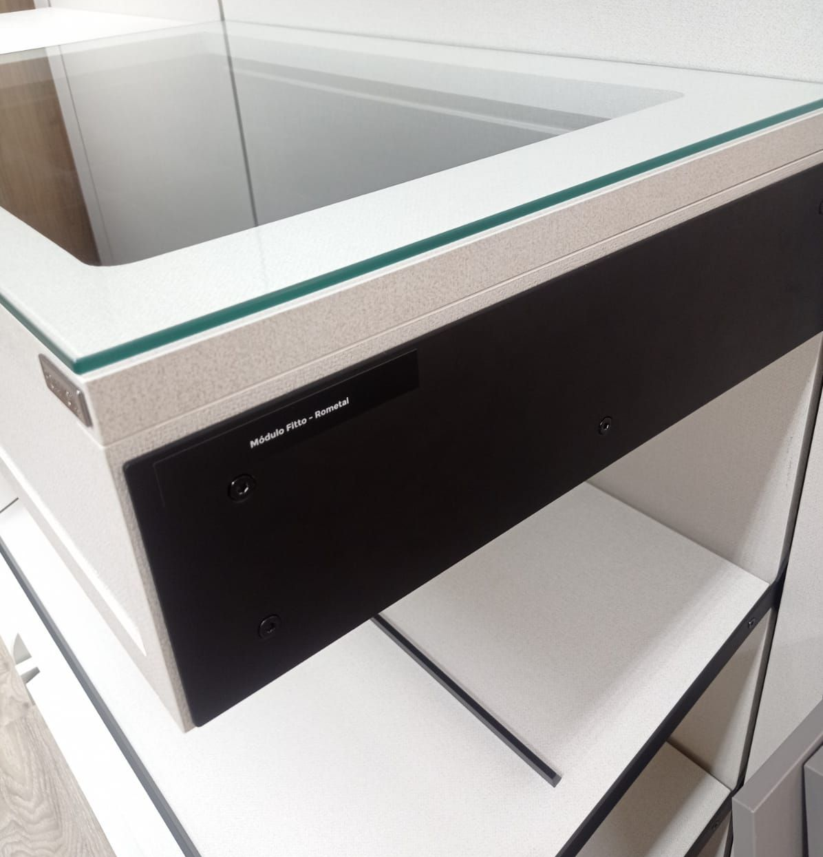 Closet sob medida com tampo de vidro para apartamentos em Curitiba pela Batel Select.