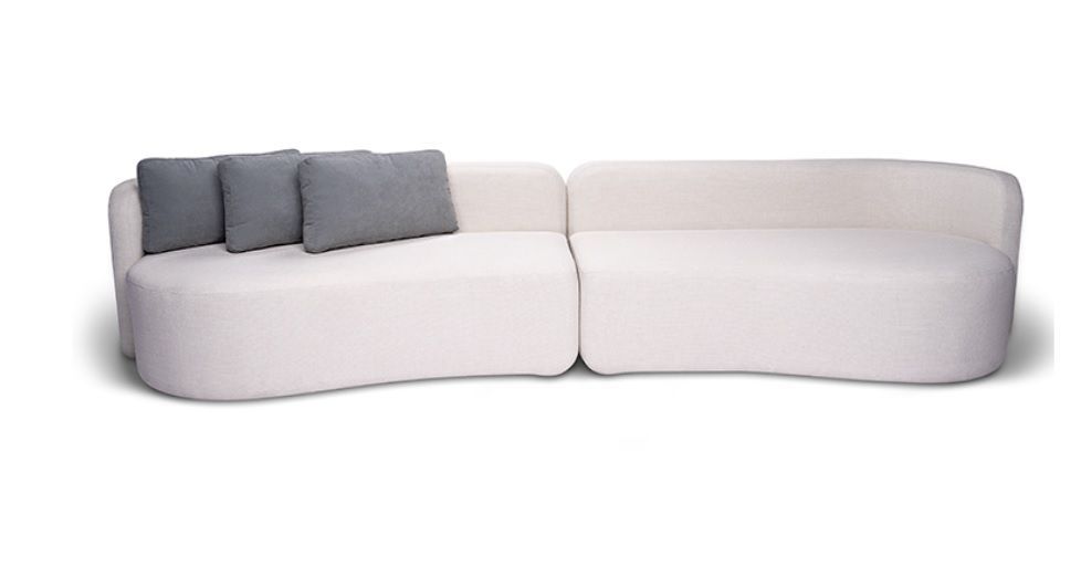 Sofá curvo vermelho em tecido premium, design orgânico com módulo único, alto padrão, ideal para salas modernas e ambientes sofisticados. Estrutura robusta, acabamento de luxo e conforto excepcional, perfeito para quem busca exclusividade e elegância em móveis de design contemporâneo.