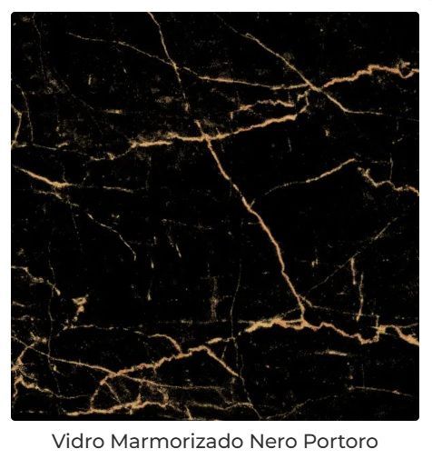 O vidro marmorizado Nero Portoro traz o contraste entre preto profundo e veios dourados. Um tampo exuberante para mesas de centro premium em Curitiba com atmosfera glamourosa.