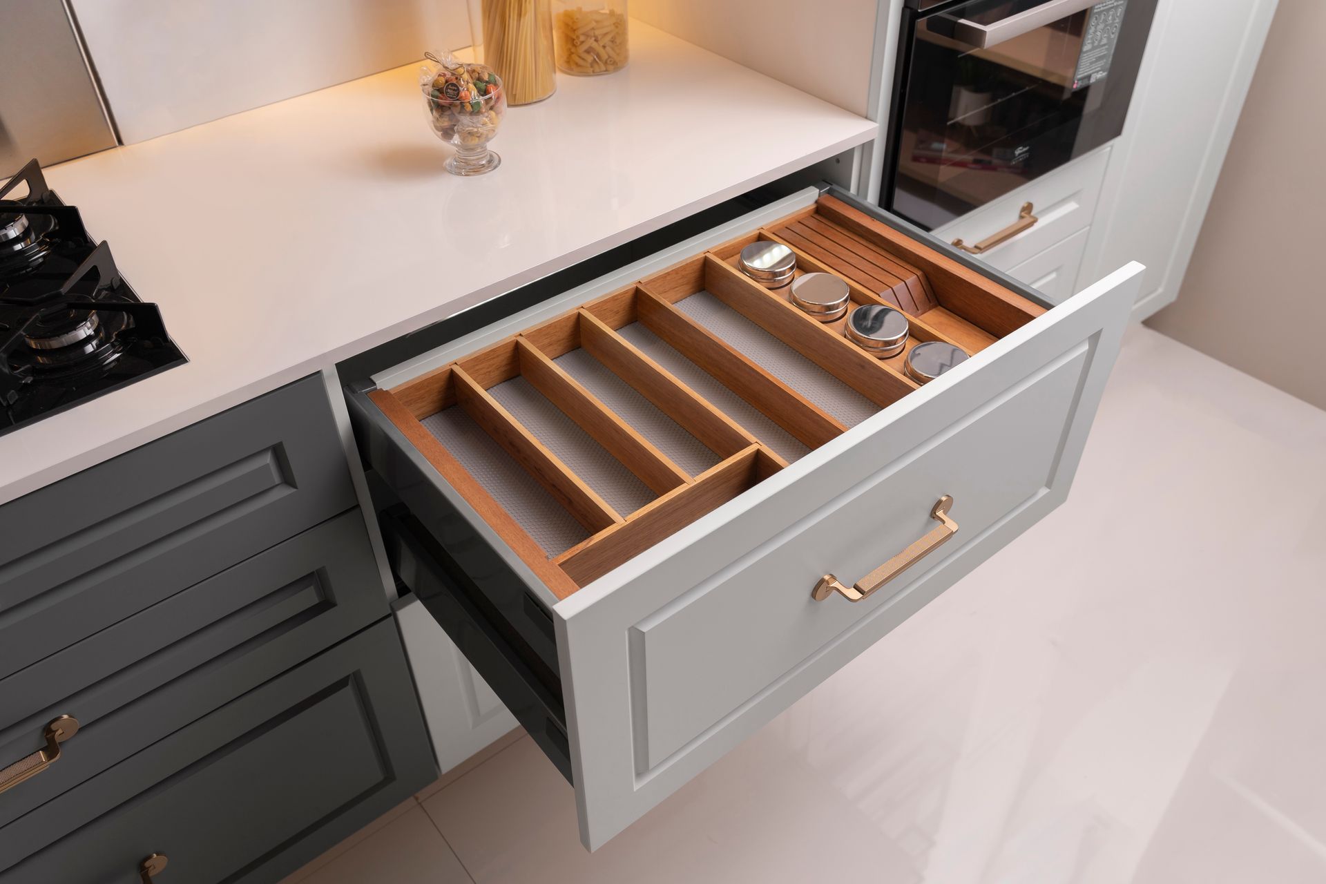 Organização de luxo: divisórias inteligentes para sua cozinha. Gaveta de cozinha planejada com organizador de talheres em madeira sob medida, solução de alto padrão para apartamentos pequenos em Curitiba - Batel Select.