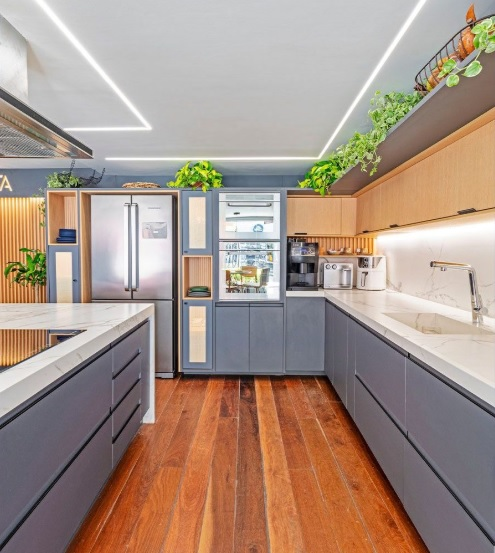 Paz visual e organização inteligente: cada utensílio no seu exato lugar. Armários de cozinha planejados com design moderno, iluminação em LED e acabamento premium - Batel Select Curitiba.