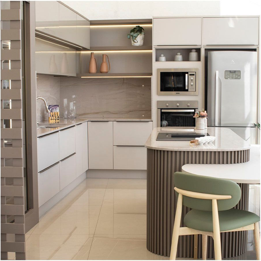 Móveis planejados para cozinha em Curitiba com design e sofisticação para seu lar. Cozinha planejada de alto padrão em Curitiba com ilha ripada e eletrodomésticos embutidos - Batel Select
