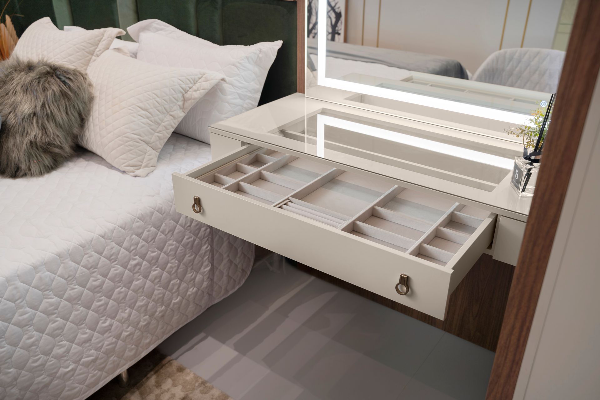 Organização impecável para espaços compactos. Penteadeira planejada com divisórias organizadoras e marcenaria inteligente para quarto pequeno em Curitiba, projeto Batel Select.